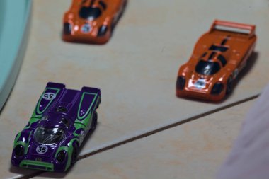 Mantova, İtalya - 23RD Mayıs 2025 - Dar bir geçitte yarış yapıyormuş gibi davranan üç Porsche 917 'nin kopyaları