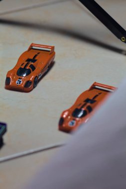 Mantova, İtalya - 23RD Mayıs 2025 - Dar bir geçitte yarış yapıyormuş gibi davranan üç Porsche 917 'nin kopyaları
