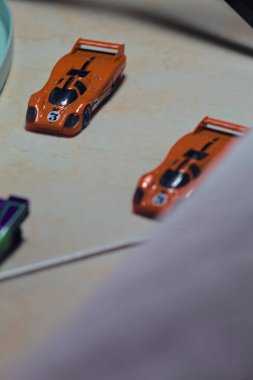 Mantova, İtalya - 23RD Mayıs 2025 - Dar bir geçitte yarış yapıyormuş gibi davranan üç Porsche 917 'nin kopyaları