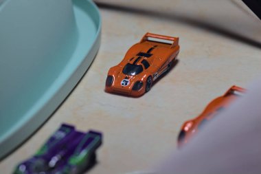 Mantova, İtalya - 23RD Mayıs 2025 - Dar bir geçitte yarış yapıyormuş gibi davranan üç Porsche 917 'nin kopyaları