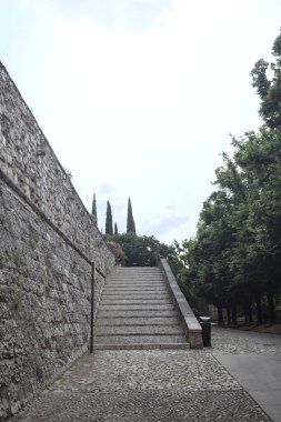 Güneşli bir günde bir kalenin iç duvarına dayanan merdiven.