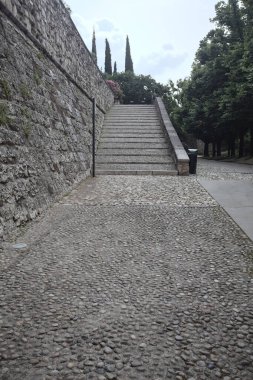 Güneşli bir günde bir kalenin iç duvarına dayanan merdiven.