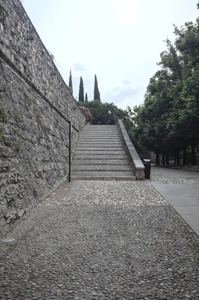 Güneşli bir günde bir kalenin iç duvarına dayanan merdiven.