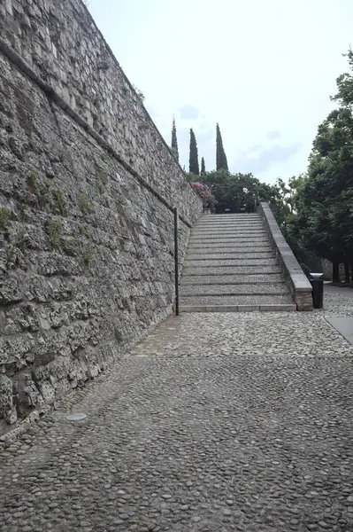 Güneşli bir günde bir kalenin iç duvarına dayanan merdiven.