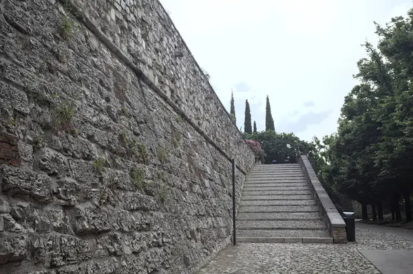 Güneşli bir günde bir kalenin iç duvarına dayanan merdiven.