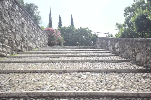 Güneşli bir günde bir kalenin iç duvarına dayanan merdiven.