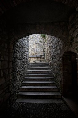 Gölgedeki taş merdiven kemer yolunun altından geçiyor.