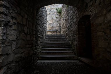 Gölgedeki taş merdiven kemer yolunun altından geçiyor.