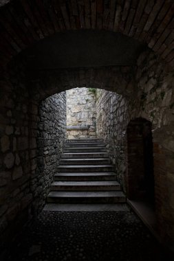 Gölgedeki taş merdiven kemer yolunun altından geçiyor.