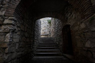 Gölgedeki taş merdiven kemer yolunun altından geçiyor.