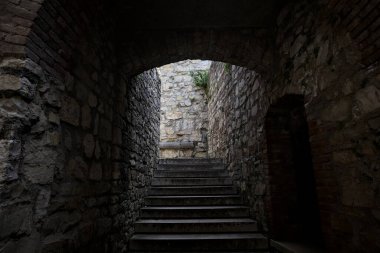 Gölgedeki taş merdiven kemer yolunun altından geçiyor.