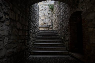 Gölgedeki taş merdiven kemer yolunun altından geçiyor.