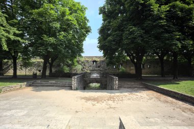 Güneşli bir günde, bir şatonun sınır duvarının yanındaki parkta küçük bir meydan inşa ettim.