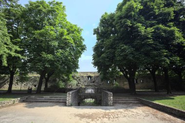 Güneşli bir günde, bir şatonun sınır duvarının yanındaki parkta küçük bir meydan inşa ettim.