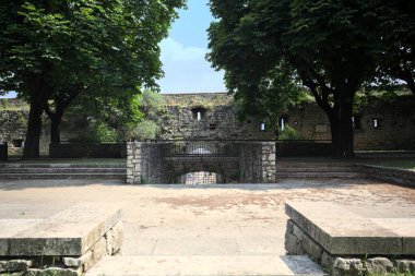 Güneşli bir günde, bir şatonun sınır duvarının yanındaki parkta küçük bir meydan inşa ettim.