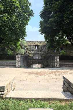 Güneşli bir günde, bir şatonun sınır duvarının yanındaki parkta küçük bir meydan inşa ettim.