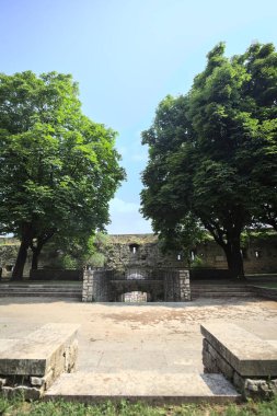 Güneşli bir günde, bir şatonun sınır duvarının yanındaki parkta küçük bir meydan inşa ettim.