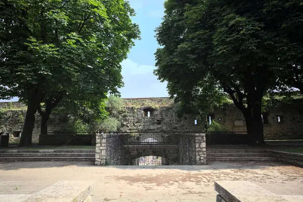 Güneşli bir günde, bir şatonun sınır duvarının yanındaki parkta küçük bir meydan inşa ettim.