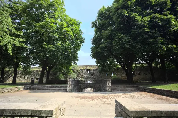 Güneşli bir günde, bir şatonun sınır duvarının yanındaki parkta küçük bir meydan inşa ettim.