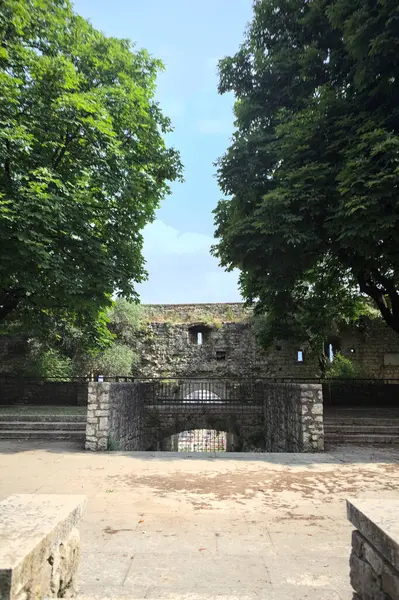 Güneşli bir günde, bir şatonun sınır duvarının yanındaki parkta küçük bir meydan inşa ettim.