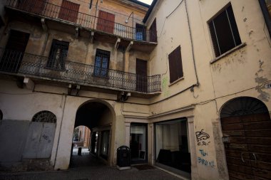 Bir binanın ön cephesi balkonun altında üstü kapalı bir geçit yapıyor.