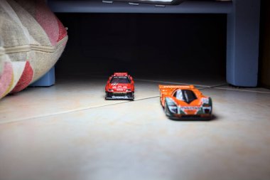 Mantova, İtalya - 14 Haziran 2025 - Mazda 787B 'nin Hot Wheels ve Takara Tomi kopyaları ve bir Nissan GTR Skyline Silhouette tünelin içinde yarışırken