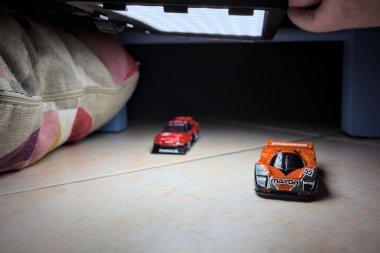 Mantova, İtalya - 14 Haziran 2025 - Mazda 787B 'nin Hot Wheels ve Takara Tomi kopyaları ve bir Nissan GTR Skyline Silhouette tünelin içinde yarışırken