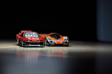 Mantova, İtalya - 14 Haziran 2025 - Mazda 787B 'nin Hot Wheels ve Takara Tomi kopyaları ve bir Nissan GTR Skyline Silhouette tünelin içinde yarışırken