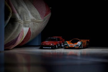 Mantova, İtalya - 14 Haziran 2025 - Mazda 787B 'nin Hot Wheels ve Takara Tomi kopyaları ve bir Nissan GTR Skyline Silhouette tünelin içinde yarışırken