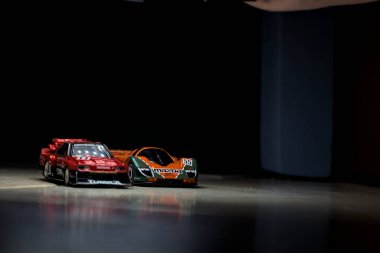 Mantova, İtalya - 14 Haziran 2025 - Mazda 787B 'nin Hot Wheels ve Takara Tomi kopyaları ve bir Nissan GTR Skyline Silhouette tünelin içinde yarışırken