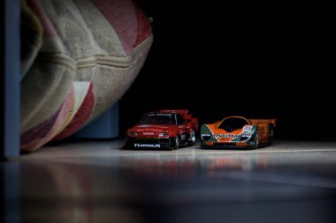Mantova, İtalya - 14 Haziran 2025 - Mazda 787B 'nin Hot Wheels ve Takara Tomi kopyaları ve bir Nissan GTR Skyline Silhouette tünelin içinde yarışırken