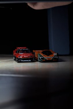 Mantova, İtalya - 14 Haziran 2025 - Mazda 787B 'nin Hot Wheels ve Takara Tomi kopyaları ve bir Nissan GTR Skyline Silhouette tünelin içinde yarışırken
