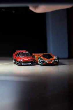 Mantova, İtalya - 14 Haziran 2025 - Mazda 787B 'nin Hot Wheels ve Takara Tomi kopyaları ve bir Nissan GTR Skyline Silhouette tünelin içinde yarışırken
