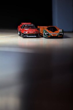 Mantova, İtalya - 14 Haziran 2025 - Mazda 787B 'nin Hot Wheels ve Takara Tomi kopyaları ve bir Nissan GTR Skyline Silhouette tünelin içinde yarışırken