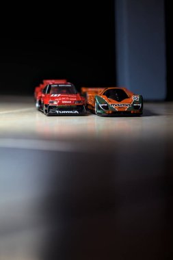 Mantova, İtalya - 14 Haziran 2025 - Mazda 787B 'nin Hot Wheels ve Takara Tomi kopyaları ve bir Nissan GTR Skyline Silhouette tünelin içinde yarışırken