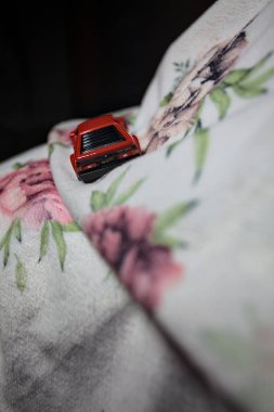 Mantova, İtalya - 14 Haziran 2025 Dar bir dağ yolunda hız yaparken battaniyeye sarılmış 1982 model kırmızı bir Toyota Supra 'nın Sıcak Tekerlekler kopyası