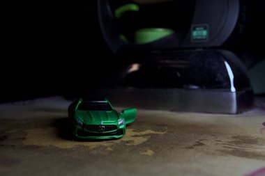 Mantova, İtalya - 11 Haziran 2025 - Takara Tomi yeşil Mercedes Benz AMG SL6 'nın bir ütü masasındaki yansıması arkasındaki demire dökülmüş hali