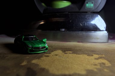 Mantova, İtalya - 11 Haziran 2025 - Takara Tomi yeşil Mercedes Benz AMG SL6 'nın bir ütü masasındaki yansıması arkasındaki demire dökülmüş hali