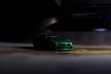 Mantova, İtalya - 11 Haziran 2025 - Takara Tomi yeşil Mercedes Benz AMG SL6 'nın bir ütü masasındaki yansıması arkasındaki demire dökülmüş hali