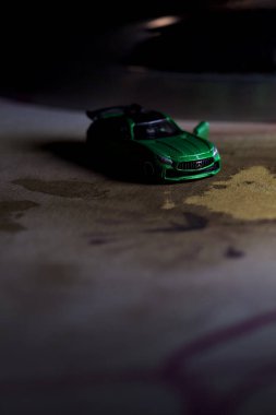 Mantova, İtalya - 11 Haziran 2025 - Takara Tomi yeşil Mercedes Benz AMG SL6 'nın bir ütü masasındaki yansıması arkasındaki demire dökülmüş hali