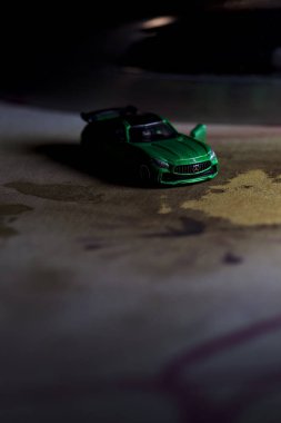 Mantova, İtalya - 11 Haziran 2025 - Takara Tomi yeşil Mercedes Benz AMG SL6 'nın bir ütü masasındaki yansıması arkasındaki demire dökülmüş hali