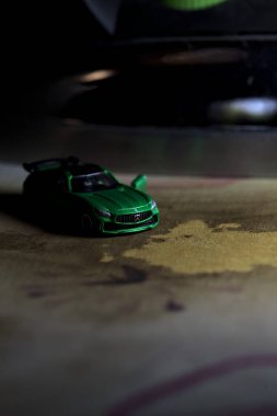 Mantova, İtalya - 11 Haziran 2025 - Takara Tomi yeşil Mercedes Benz AMG SL6 'nın bir ütü masasındaki yansıması arkasındaki demire dökülmüş hali