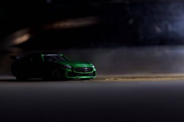 Mantova, İtalya - 11 Haziran 2025 - Takara Tomi yeşil Mercedes Benz AMG SL6 'nın bir ütü masasındaki yansıması arkasındaki demire dökülmüş hali