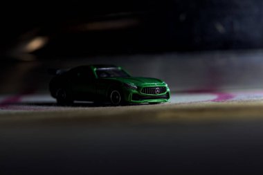 Mantova, İtalya - 11 Haziran 2025 - Takara Tomi yeşil Mercedes Benz AMG SL6 'nın bir ütü masasındaki yansıması arkasındaki demire dökülmüş hali