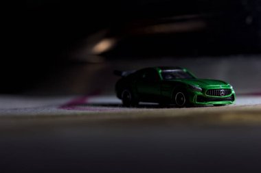 Mantova, İtalya - 11 Haziran 2025 - Takara Tomi yeşil Mercedes Benz AMG SL6 'nın bir ütü masasındaki yansıması arkasındaki demire dökülmüş hali