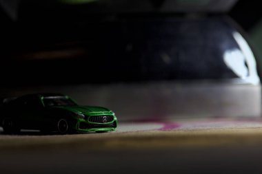 Mantova, İtalya - 11 Haziran 2025 - Takara Tomi yeşil Mercedes Benz AMG SL6 'nın bir ütü masasındaki yansıması arkasındaki demire dökülmüş hali