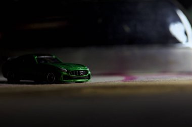 Mantova, İtalya - 11 Haziran 2025 - Takara Tomi yeşil Mercedes Benz AMG SL6 'nın bir ütü masasındaki yansıması arkasındaki demire dökülmüş hali