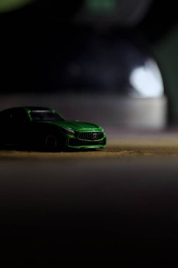 Mantova, İtalya - 11 Haziran 2025 - Takara Tomi yeşil Mercedes Benz AMG SL6 'nın bir ütü masasındaki yansıması arkasındaki demire dökülmüş hali