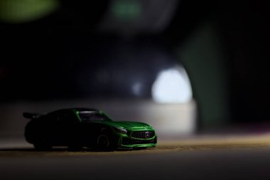 Mantova, İtalya - 11 Haziran 2025 - Takara Tomi yeşil Mercedes Benz AMG SL6 'nın bir ütü masasındaki yansıması arkasındaki demire dökülmüş hali