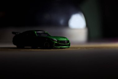 Mantova, İtalya - 11 Haziran 2025 - Takara Tomi yeşil Mercedes Benz AMG SL6 'nın bir ütü masasındaki yansıması arkasındaki demire dökülmüş hali